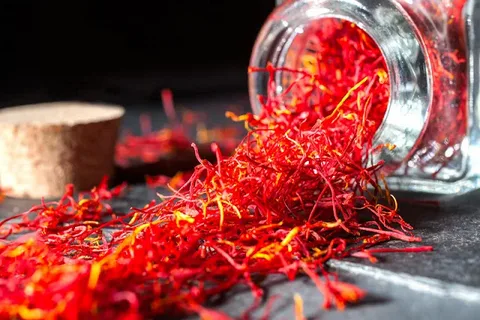 تصویر 2 از زعفران مرغوب قائنات با رنگ‌ دهی مناسب و بافت یکدست برای مصرف روزمره